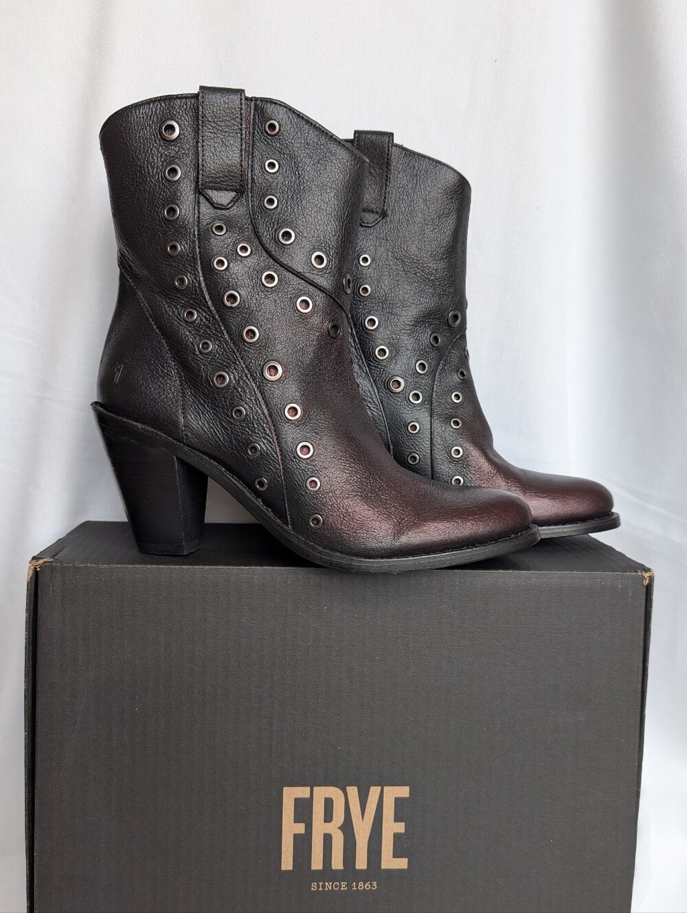 Frye Mustang Grommet Short Leather Boots NWT Size 9.5 Burgundy Black Ombre